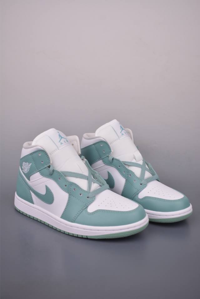 原装裸鞋级 市面最高工艺产物 Air Jordan 1 Mid白绿 纯原系列 当前市场最优版本 陆续上架 全鞋采用原装头层皮，用料扎实 精雕细琢 鞋型极致还原