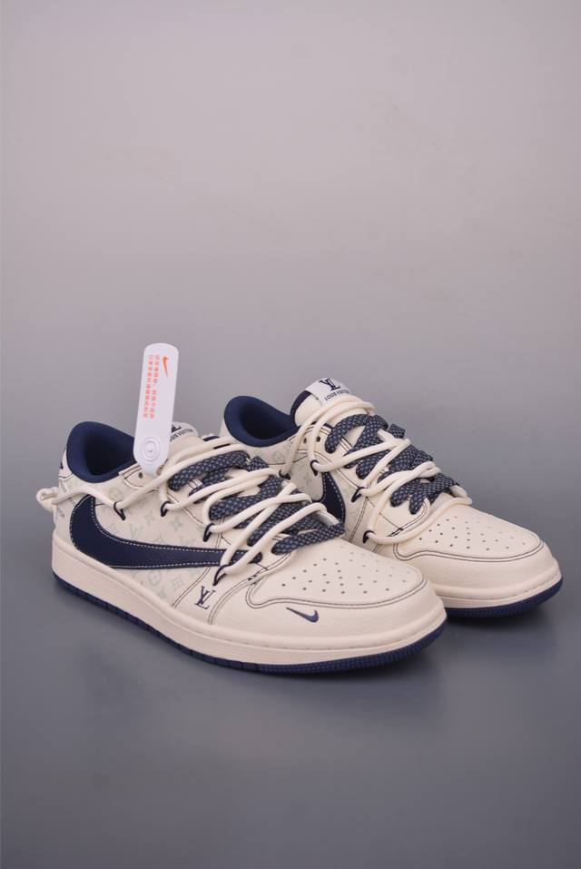 Fragment X Travis Scott X Lv Air Jordan 1 Low 解构鞋带 三方联名倒钩 全新的三方联名低帮倒钩鞋面延续了黑脚趾设计，