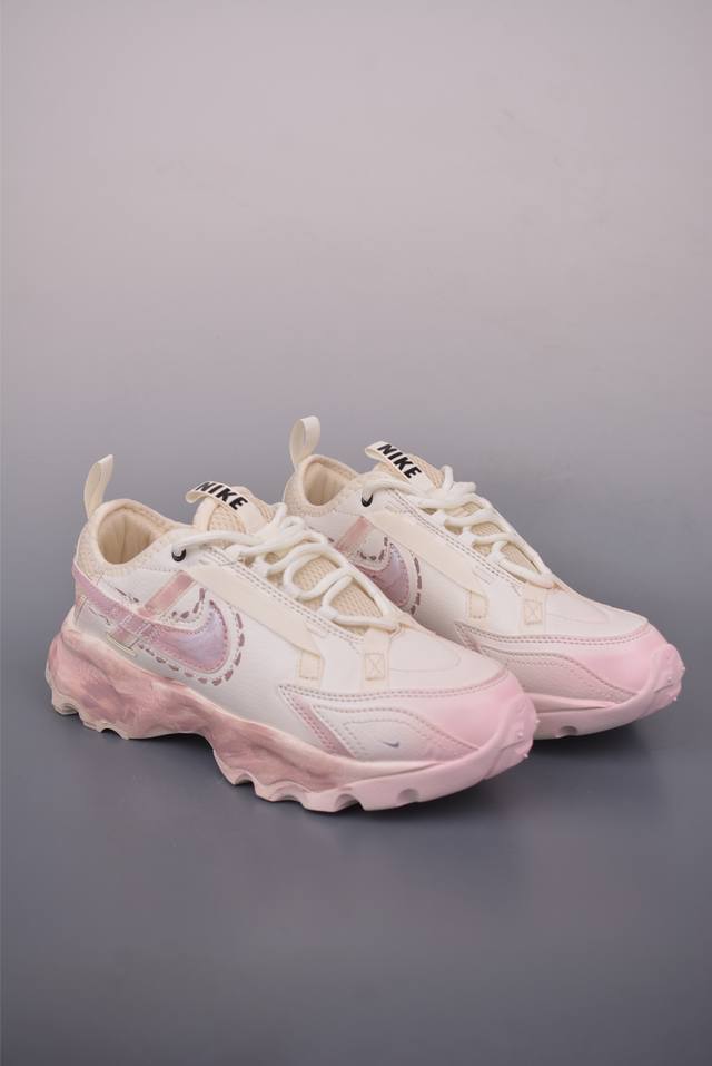 W Nike Tc 7900 手工定制 注入非凡时尚气息 塑就高雅外观 耐穿合成材质搭配柔软丝绒 该鞋款保留了挚爱的加垫鞋口 柔软泡绵缓震配置 和抓附力十足的橡