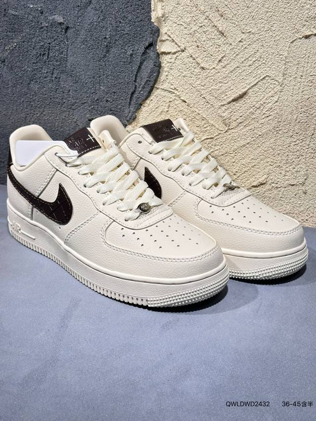 新品上市实拍 耐克Nike Air Force 1 Low 空军一号低帮百搭休闲运动板鞋。柔软、弹性十足的缓震性能和出色的中底设计，横跨复古与现代的外型结合，造