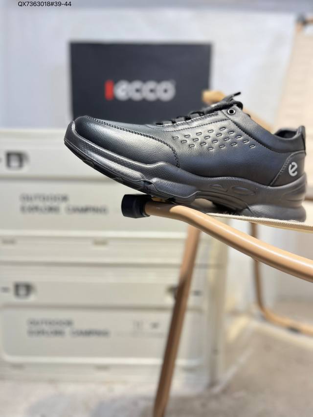 Ecco爱步男鞋轻便透气舒适耐穿 亲肤吸汗舒适内里 防滑防磨 持久干爽 简约粗绳系带 穿脱更加方便 柔韧防滑大底 鞋底立体凹槽 凹凸花纹加持 增强防滑减震性能