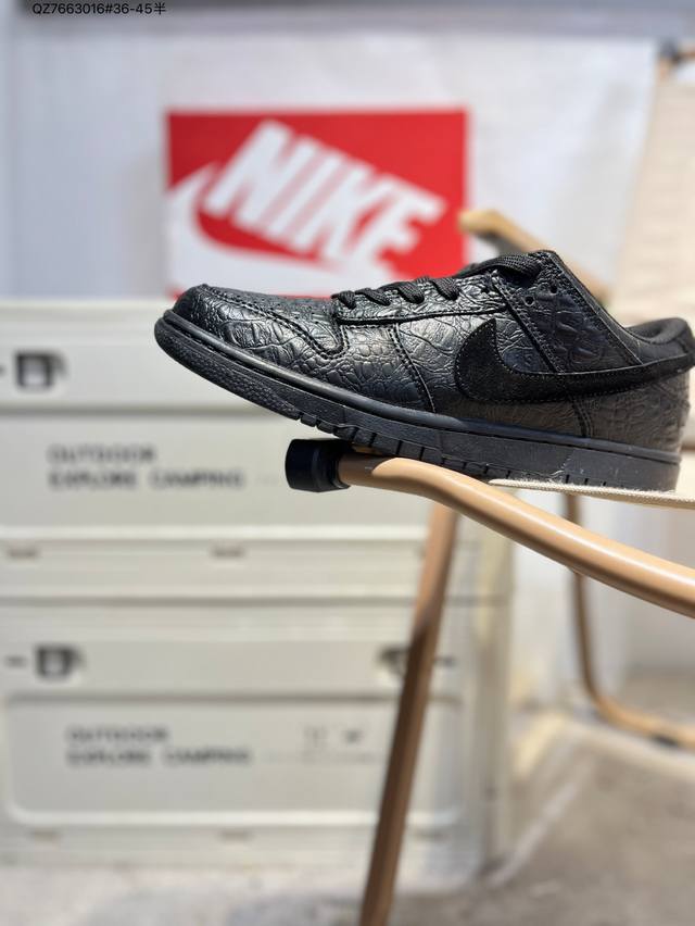 耐克Nike Dunk Low 板鞋Sb系列经典百搭休闲运动板鞋加厚鞋舌的填充，使舒适性大大提升，同时也更方便穿脱中底部分则加入了脚感柔软舒适Zoomair气垫