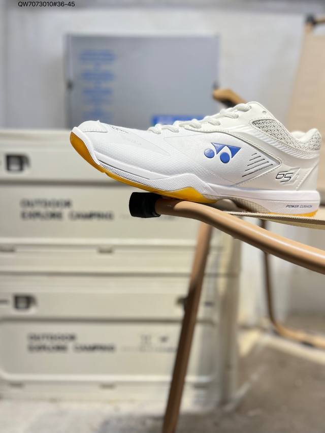 Yonex 尤尼克斯 尤尼克斯 Yonex 成立时间1946年，总部地点是日本东京，是世界著名的羽毛球品牌。为了尽量满足不同使用需求，尤尼克斯研发了大量的型号的