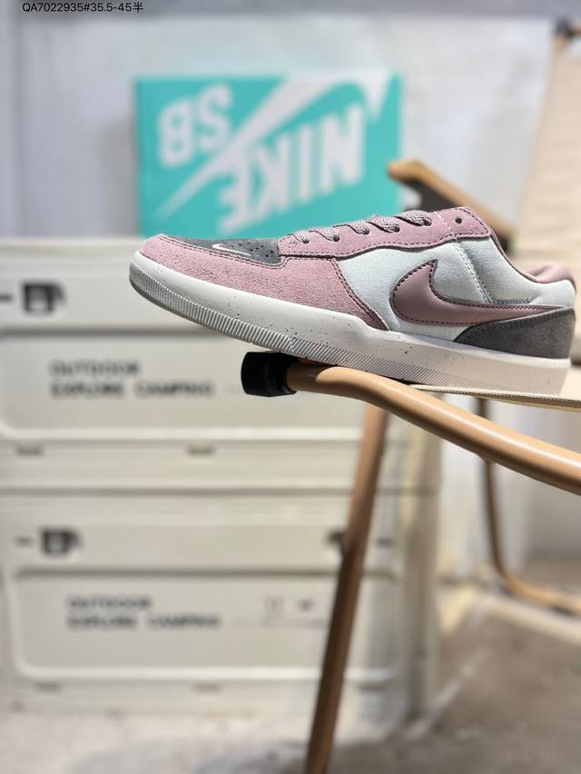 耐克Nike Sb Force 58 运动滑板鞋。这是一款将前沿创新带入街头的单品，它具有硫化杯底，具有出色的耐用性和灵活性。使用柔软皮革和帆布拼接，在饰面上放