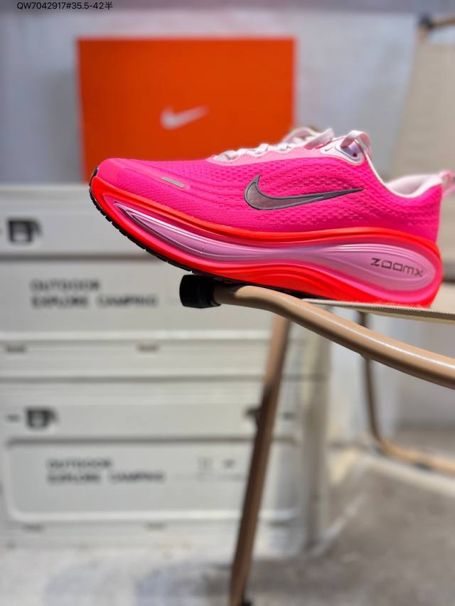 Nike Vomero plus 耐克 舒适减震防滑 低帮跑步鞋 全掌Reactx泡绵中底 前掌和后跟还配备了Air Zoom气垫单元 据说跑起来更快更舒适哦