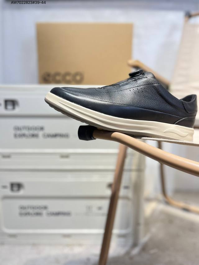 Ecco爱步男鞋轻便透气舒适耐穿 亲肤吸汗舒适内里 防滑防磨 持久干爽 简约粗绳系带 穿脱更加方便 柔韧防滑大底 鞋底立体凹槽 凹凸花纹加持 增强防滑减震性能