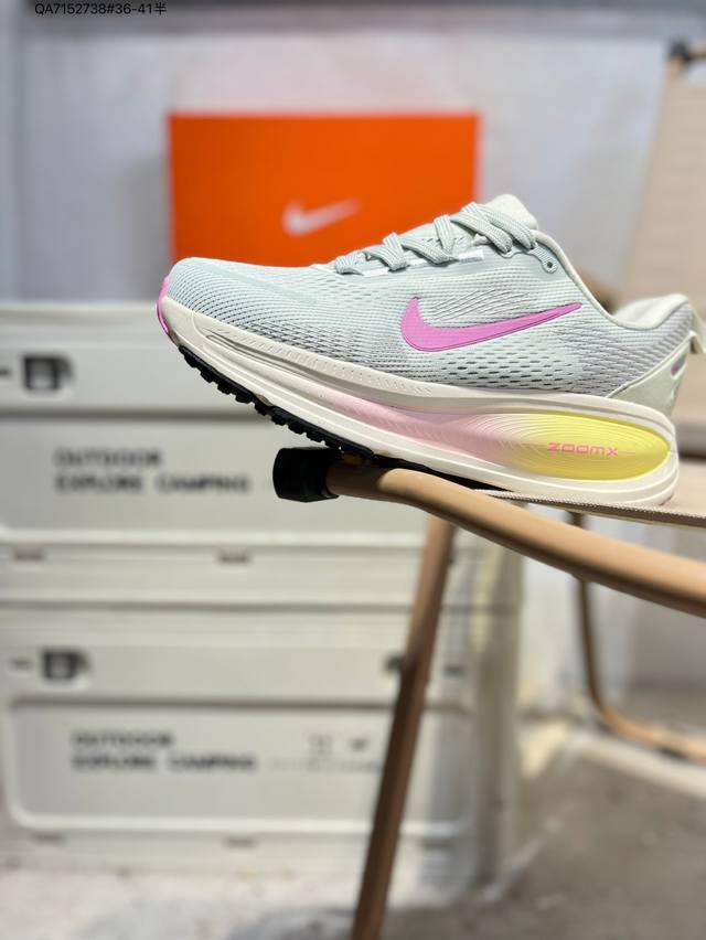 Nike Vomero 18代 登月跑鞋低帮 时尚舒适防滑耐磨低邦休闲跑步鞋 整体采用工程网眼材质打造，透气性非常好；本次Vomero最大亮点在于中底采用贯穿全