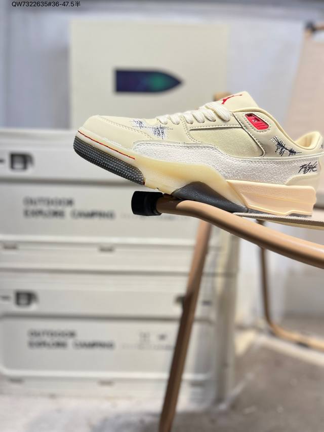 Air Jordan Flight Court 乔丹低帮复古篮球鞋 设计简约又不失复古韵味 鞋内的鞋垫柔软且有弹性 能够很好地缓冲落地时的冲击力 鞋面的材质贴合