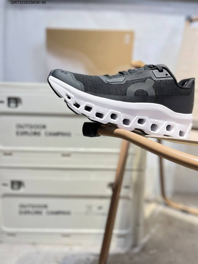 昂跑 On Cloudnova Flux 男女款同款轻量舒适款运动鞋 透气缓震跑步鞋。Cloudnova家族的全新成员:Cloudnovaflux,流畅的时尚外