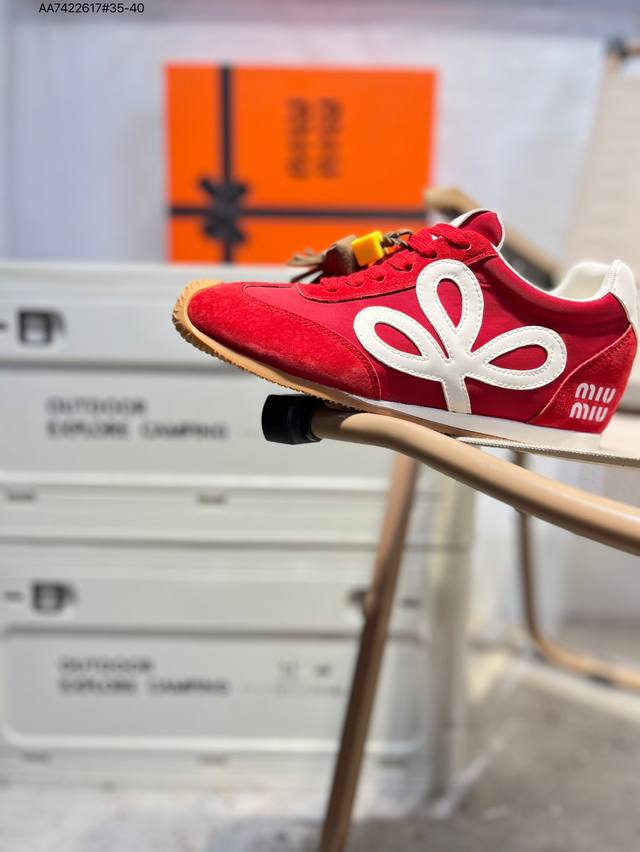 Miumiu 25Ss Tyre系列新款 饼干鞋 阿甘鞋休闲运动鞋Miumiu最新爆款 前卫大胆的设计，风格融于此款厚底帆布运动鞋的简约线条，别致徽标饰于鞋舌与