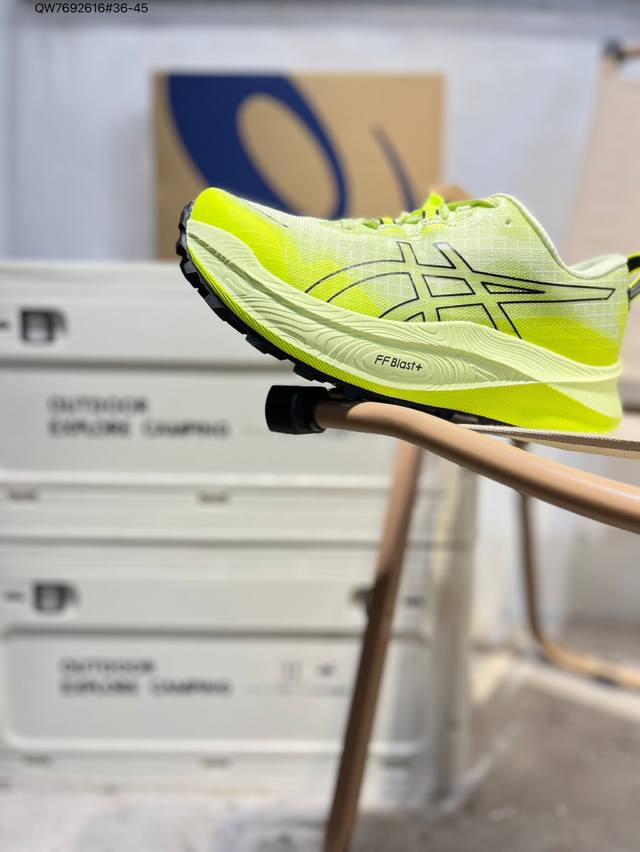 Asics Gel-Trabuco Max 3亚瑟士经典跑鞋 如今机能风和户外风吹得正劲，便是主打“Urban Outdoor机能越野风格”，城市和户外场景都能