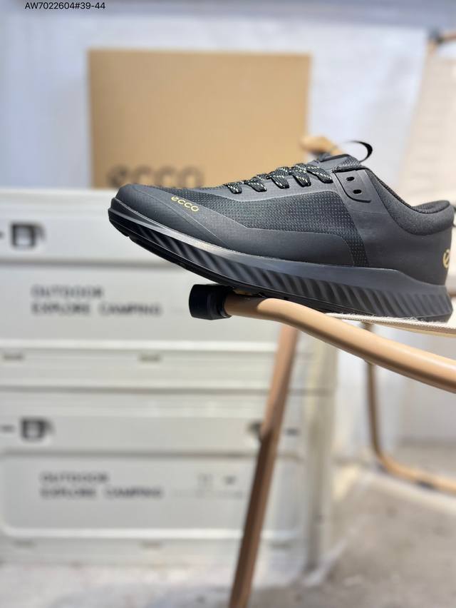 Ecco爱步男鞋轻便透气舒适耐穿 亲肤吸汗舒适内里 防滑防磨 持久干爽 简约粗绳系带 穿脱更加方便 柔韧防滑大底 鞋底立体凹槽 凹凸花纹加持 增强防滑减震性能