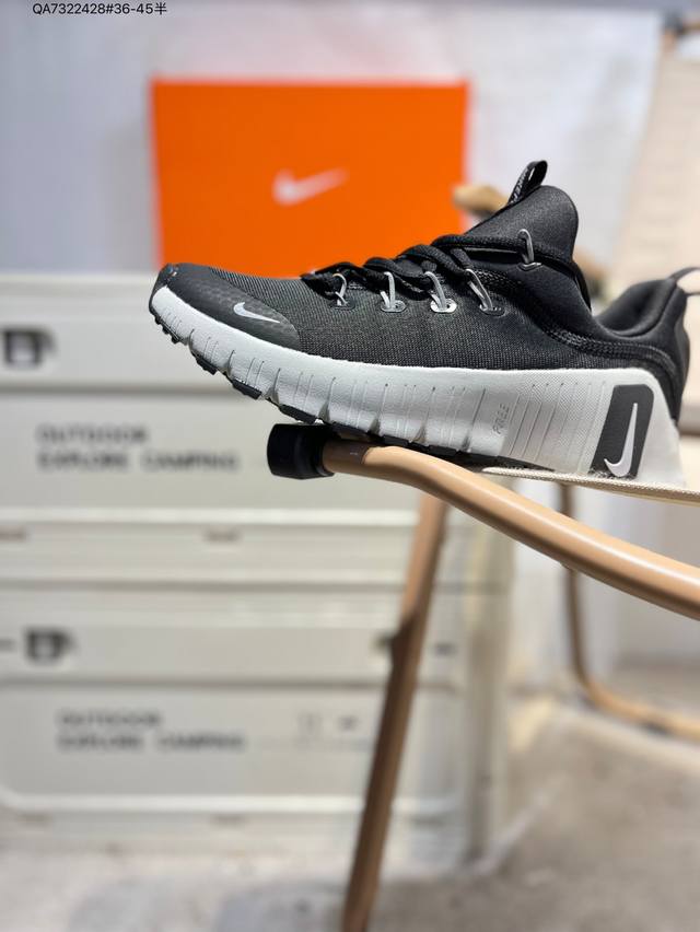 Nike Free Metcon 6 网布 圆头系带 减震防滑 低帮训练鞋 整体设计流线更简洁 标志性Logo越来越小 后跟倒三角设计让小腿更显长 前侧全网面设