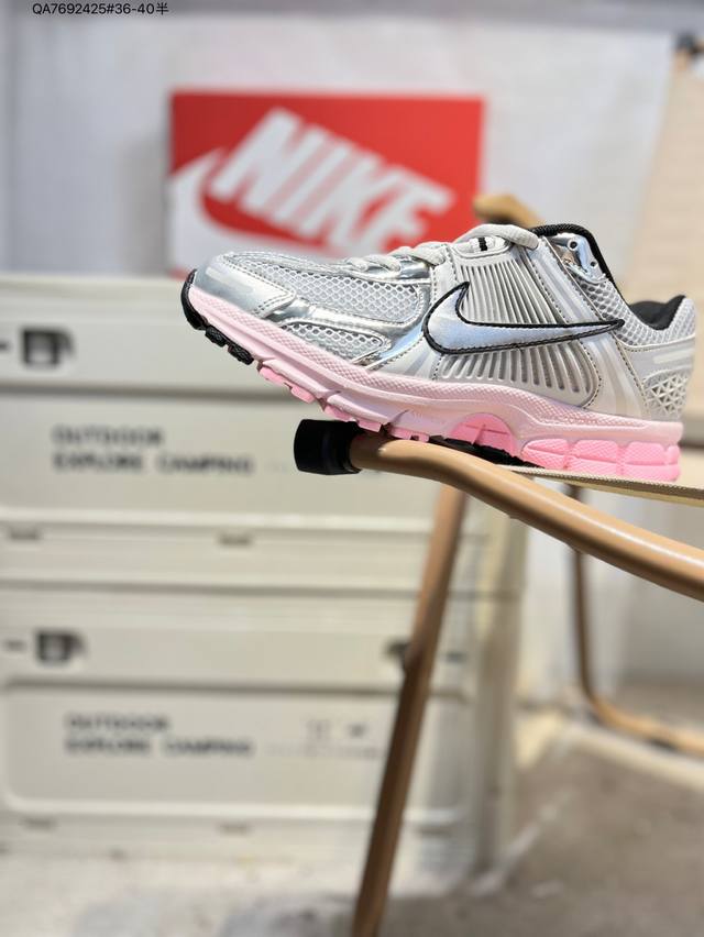 Nk Zoom Vomero 5 沙漠灰复古轻便休闲跑步鞋 采用环保纤维革饰片组合网眼布鞋面材质# 升级正确后跟Tpu加固# 耐弯折热塑框架支撑鞋身# 中底搭载