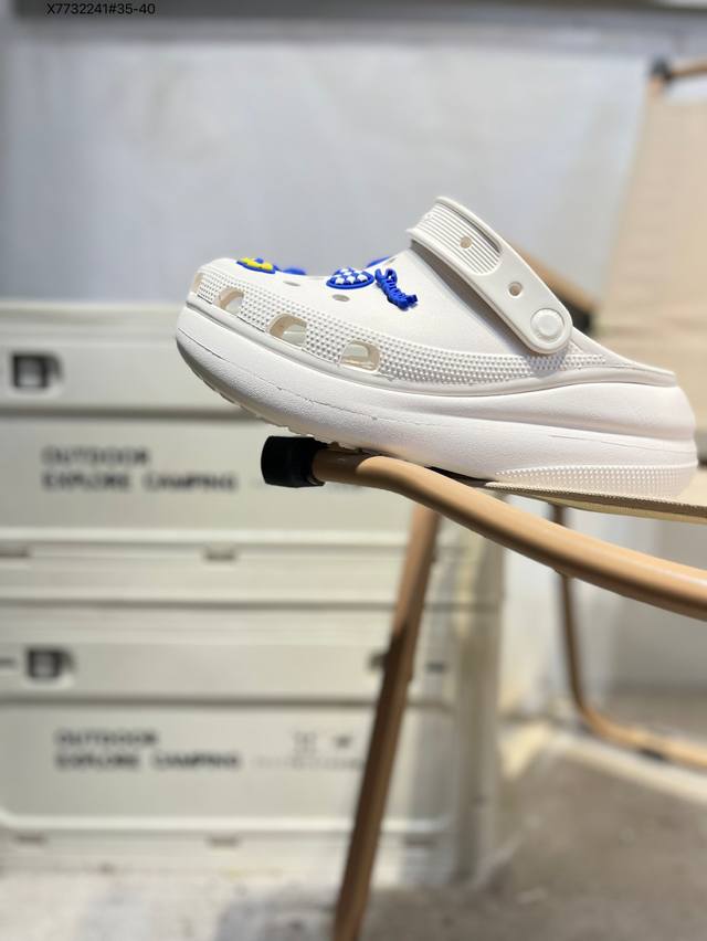 福利特价Crocs 卡骆驰 Eva 舒适轻便 洞洞鞋 凉鞋 拖鞋 时尚撞色设计，充满活力的全新系列，同时拥有复古条纹与经典Logo标志。 可调节后跟带，放前面变