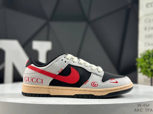耐克 Gucci X Nike Dunk Sb Low 古驰联名 耐克 Sb 联名黑白红 低帮休闲运动板鞋 鞋身整体以黑色磨砂打造，搭配米白色皮革框架覆盖层，使