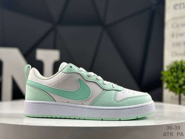 耐克 Nike Court Vision Low 百搭单品 正面、内侧、外侧、前面和后面视角看下这双白又白的小白鞋，它好像是一双经典的糅合。比较舒服简单的经典设