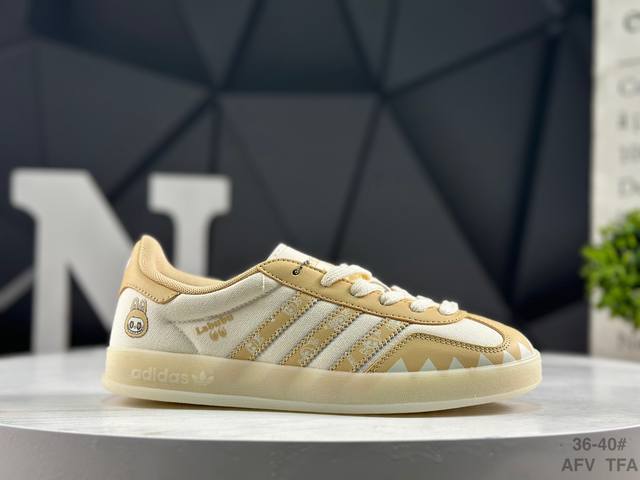 阿迪达斯 Adidas Samba Og 经典鞋款 Adidas 近70年的经典Samba Og 修长的鞋楦,略微尖尖的鞋头,翻毛皮的鞋头拼接,这些我们都看得到