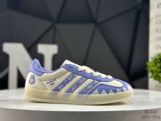 阿迪达斯 Adidas Samba Og 经典鞋款 Adidas 近70年的经典Samba Og 修长的鞋楦,略微尖尖的鞋头,翻毛皮的鞋头拼接,这些我们都看得到