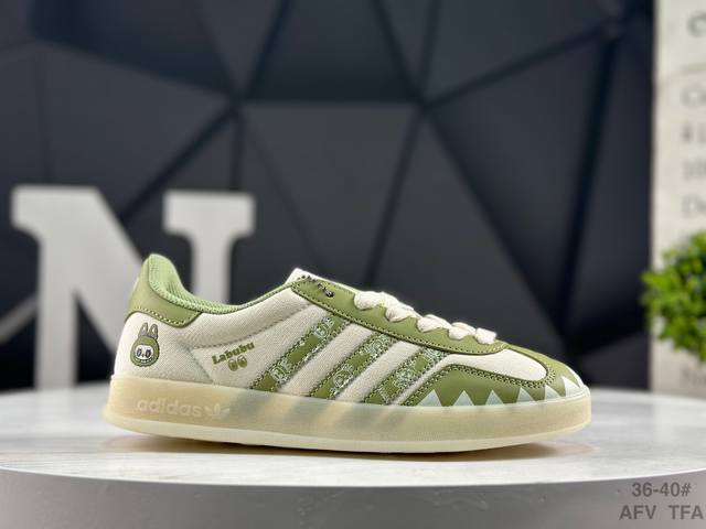 阿迪达斯 Adidas Samba Og 经典鞋款 Adidas 近70年的经典Samba Og 修长的鞋楦,略微尖尖的鞋头,翻毛皮的鞋头拼接,这些我们都看得到