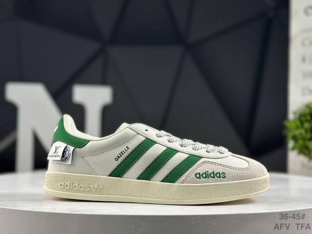 阿迪达斯 Adidas Samba Og 经典德训鞋休闲板鞋 Adidas 近70年的经典Samba Og 修长的鞋楦,略微尖尖的鞋头,翻毛皮的鞋头拼接,这些我