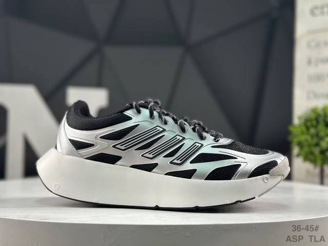 阿迪达斯 Ad Adizero Aruku 全新跑鞋 以永动机为灵感的前卫造型 以及时下流行的厚底设定 让人无比期待 “Aruku” 在日文中是行走的意思 昭示