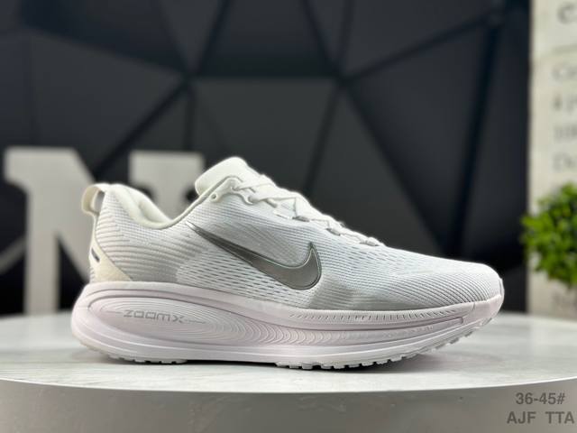 耐克 Nike Vomero 18 耐克 舒适减震防滑 低帮跑步鞋 全掌Reactx泡绵中底 前掌和后跟还配备了Air Zoom气垫单元 据说跑起来更快更舒适哦