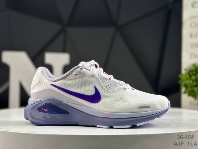 耐克 Nike Air Zoom Structure 26 轻量跑鞋鞋面采用透气工程网眼材质制作。鞋身整体轻盈舒适透气,鞋子颜色以玫红色为主色调！耐克Logo以