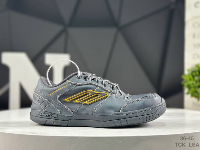 Balenciaga 巴黎世家 Hamptons Worn Out 18代 手工做旧款 牛皮革 复古圆头系带低帮休闲鞋 官方原配套鞋盒 防尘纸配套齐全 货号：8