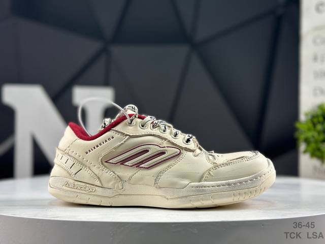 Balenciaga 巴黎世家 Hamptons Worn Out 18代 手工做旧款 牛皮革 复古圆头系带低帮休闲鞋 官方原配套鞋盒 防尘纸配套齐全 货号：8