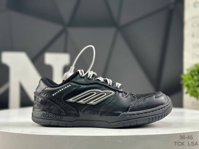 Balenciaga 巴黎世家 Hamptons Worn Out 18代 手工做旧款 牛皮革 复古圆头系带低帮休闲鞋 官方原配套鞋盒 防尘纸配套齐全 货号：8