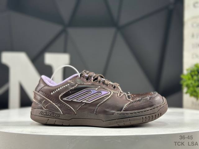 Balenciaga 巴黎世家 Hamptons Worn Out 18代 手工做旧款 牛皮革 复古圆头系带低帮休闲鞋 官方原配套鞋盒 防尘纸配套齐全 货号：8