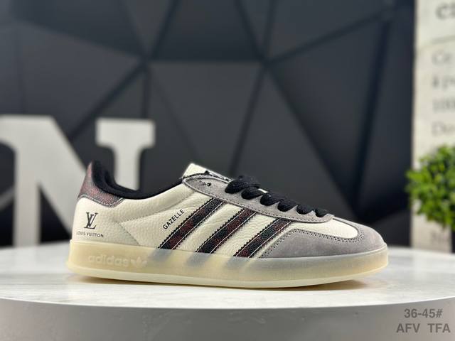 阿迪达斯 Adidas Samba Og 经典鞋款 Adidas 近70年的经典Samba Og 修长的鞋楦,略微尖尖的鞋头,翻毛皮的鞋头拼接,这些我们都看得到