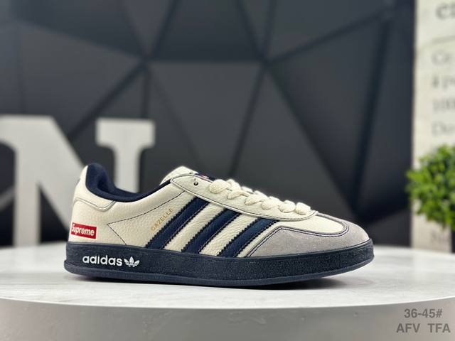 阿迪达斯 Adidas Samba Og 经典鞋款 Adidas 近70年的经典Samba Og 修长的鞋楦,略微尖尖的鞋头,翻毛皮的鞋头拼接,这些我们都看得到