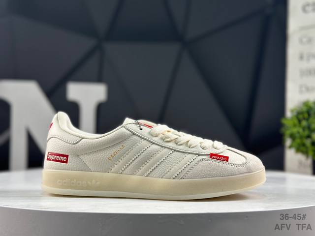 阿迪达斯 Adidas Samba Og 经典鞋款 Adidas 近70年的经典Samba Og 修长的鞋楦,略微尖尖的鞋头,翻毛皮的鞋头拼接,这些我们都看得到