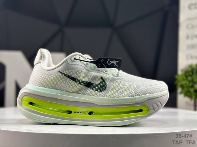 耐克 Nike Vomero Premium 耐克 飞马 舒适减震防滑 低帮跑步鞋 全掌Reactx泡绵中底 前掌和后跟还配备了Air Zoom气垫单元 据说跑