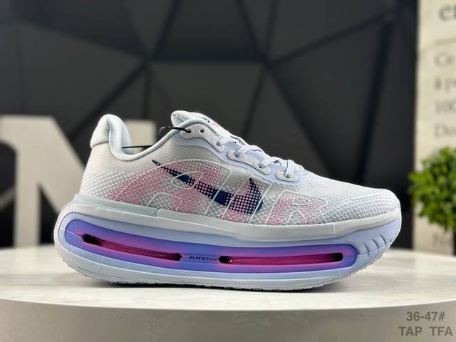 耐克 Nike Vomero Premium 耐克 飞马 舒适减震防滑 低帮跑步鞋 全掌Reactx泡绵中底 前掌和后跟还配备了Air Zoom气垫单元 据说跑