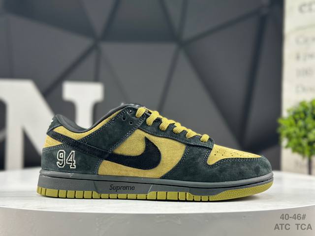 耐克 Supreme X Nike Dunk Sb Low 此款鞋跟上绣有“94”字样，纪念品牌的创立年份，该品牌的标志性徽标还被蚀刻在了中底的侧壁上。鞋垫沿用