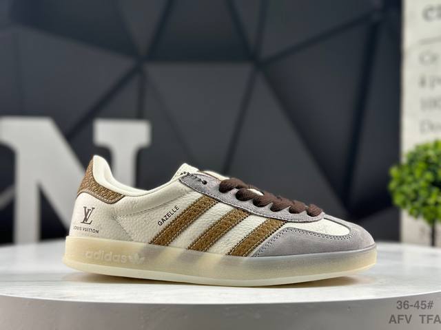 阿迪达斯 Adidas Samba Og 经典鞋款 Adidas 近70年的经典Samba Og 修长的鞋楦,略微尖尖的鞋头,翻毛皮的鞋头拼接,这些我们都看得到