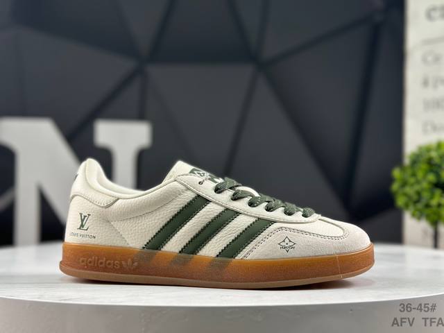 阿迪达斯 Adidas Samba Og 经典鞋款 Adidas 近70年的经典Samba Og 修长的鞋楦,略微尖尖的鞋头,翻毛皮的鞋头拼接,这些我们都看得到