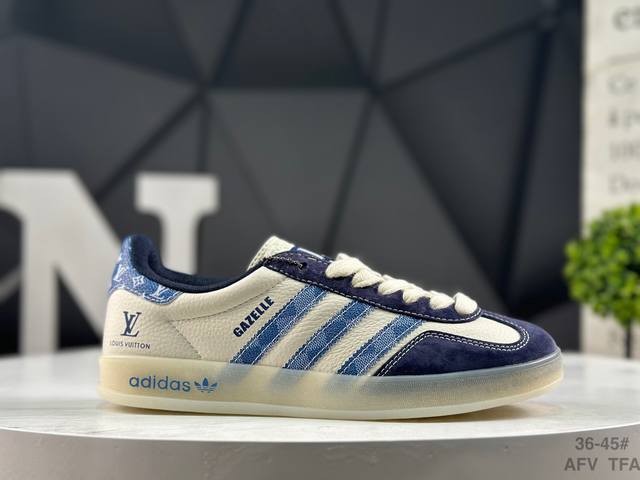 阿迪达斯 Adidas Samba Og 经典鞋款 Adidas 近70年的经典Samba Og 修长的鞋楦,略微尖尖的鞋头,翻毛皮的鞋头拼接,这些我们都看得到