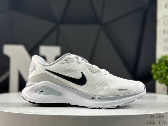 耐克 Nike Air Zoom Structure 26 轻量跑鞋鞋面采用透气工程网眼材质制作。鞋身整体轻盈舒适透气,鞋子颜色以玫红色为主色调！耐克Logo以