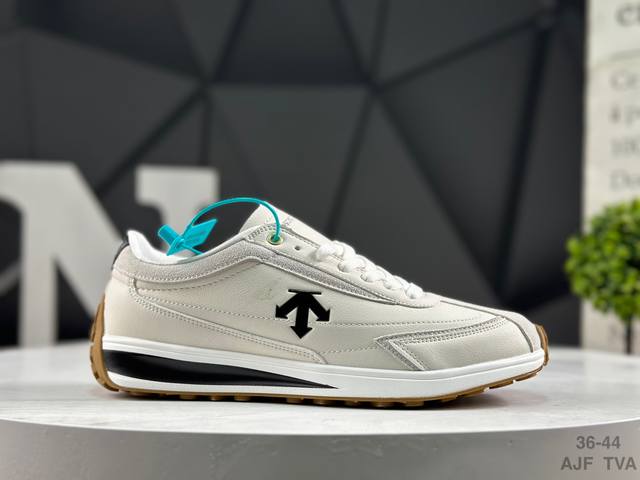 Descente Terrain D 迪桑特 舒适柔软防滑耐磨低帮生活休闲鞋 Descente 迪桑特 创立于1935年，品牌名取自法语词汇，意为“滑降”。品牌