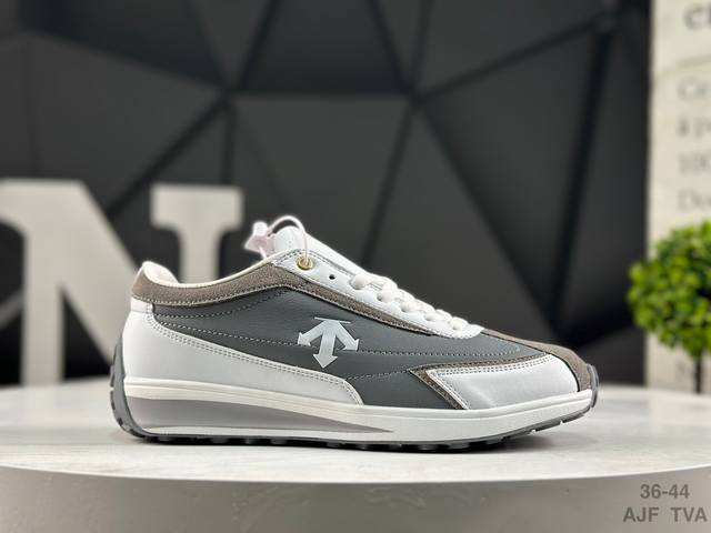 Descente Terrain D 迪桑特 舒适柔软防滑耐磨低帮生活休闲鞋 Descente 迪桑特 创立于1935年，品牌名取自法语词汇，意为“滑降”。品牌