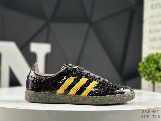 阿迪达斯 Adidas Originals Samba 黑色 此款鞋延续了橡胶外底和经典款式的传统。优质绒面革鞋面和标志性的3条纹采用明亮的对比色，为久经考验的
