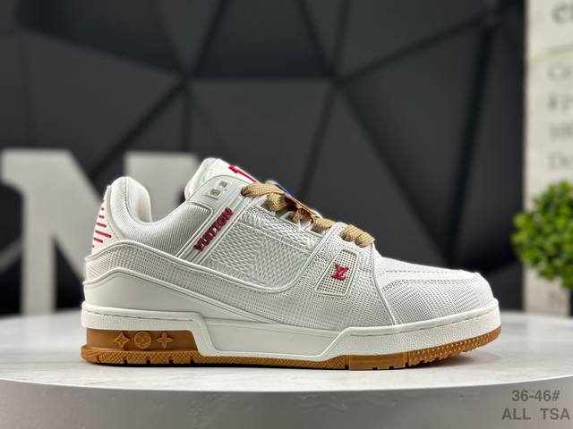 Louis Vuitton 路易威登 男女鞋广东原产，升级厚实抽屉礼品鞋盒及包装说明书防尘布袋物件，采用细柔小牛皮革鞋面材质，鞋垫嵌入加厚软感Eva物料，后跟耐