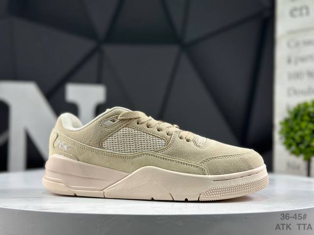 Air Jordan Flight Court 乔丹低帮复古休闲运动篮球鞋，设计简约又不失复古韵味 鞋内的鞋垫柔软且有弹性 能够很好地缓冲落地时的冲击力 鞋面的