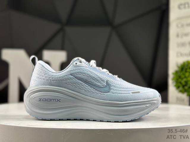 耐克 Nike Vomero Plus 舒适减震防滑低帮跑步鞋 全掌Reactx泡绵中底 前掌和后跟还配备了Air Zoom气垫单元 据说跑起来更快更舒适哦 这