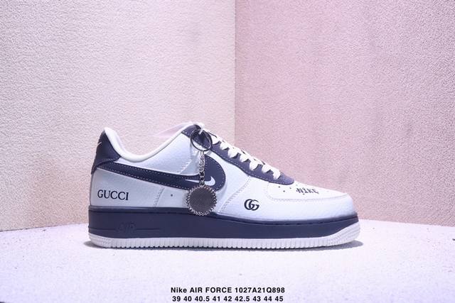 公司级耐克Nike Air Force 7空军一号低帮百搭休闲运动板鞋。柔软、弹性十足的缓震性能和出色的中底设计，横跨复古与现代的外型结合，造就出风靡全球三十多