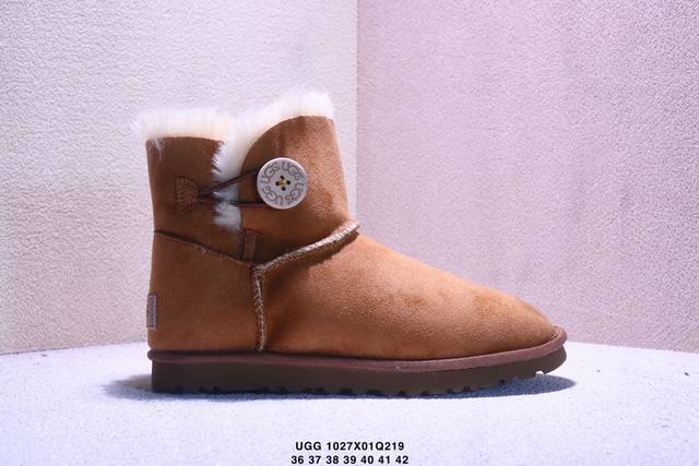 Ugg 小红书爆款 羊绒鞋垫 冬季保暖外出 家居都是很适合的选择 进年Uug推出款式系列 局部偏向年轻消费者喜好 也走到时尚潮流穿搭的前沿 鞋身材质Uggpur